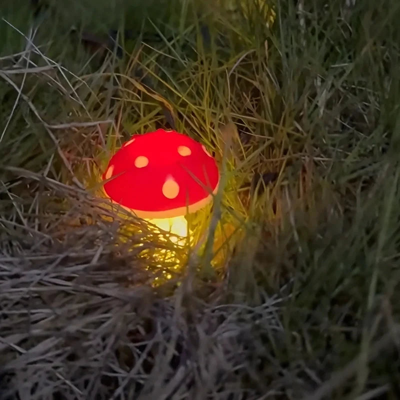 Solarbetriebene Pilz-Gartenleuchten mit Dämmerungssensor, rot oder weiß