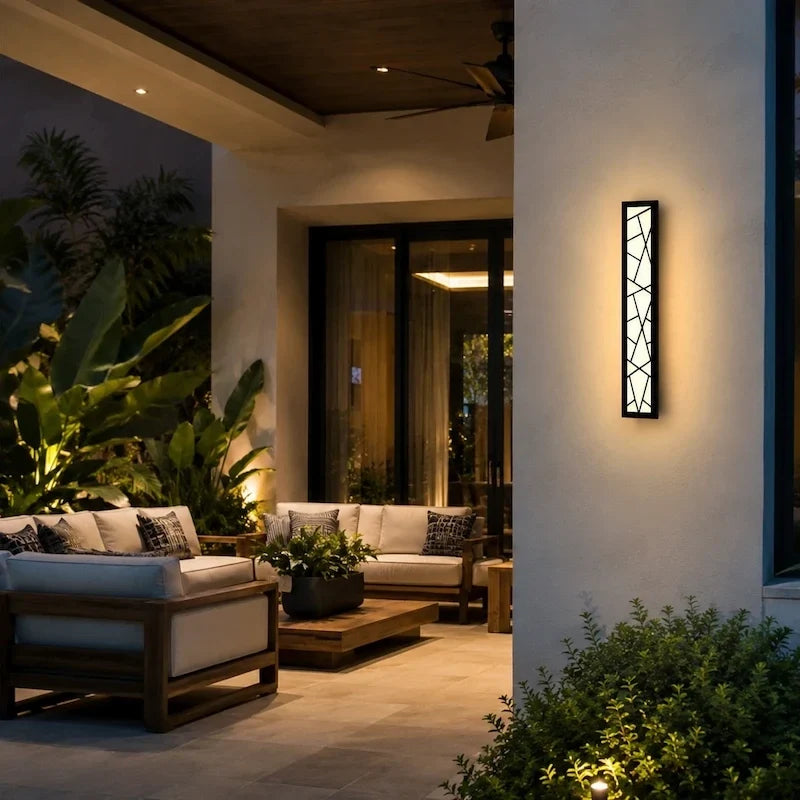Linear Luxe™ Außenwandleuchte aus Schmiedeeisen und Aluminium