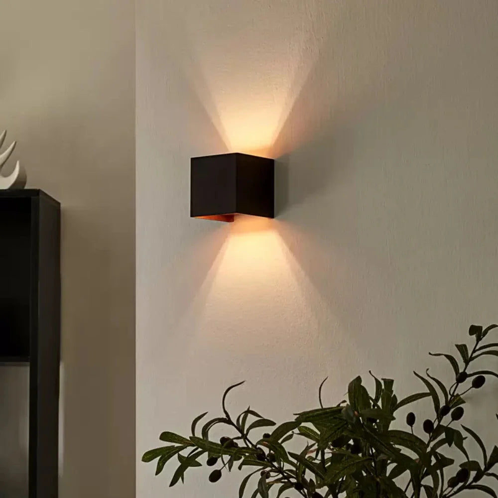 Verstellbare Wandleuchte mit zwei Lichtpaneelen