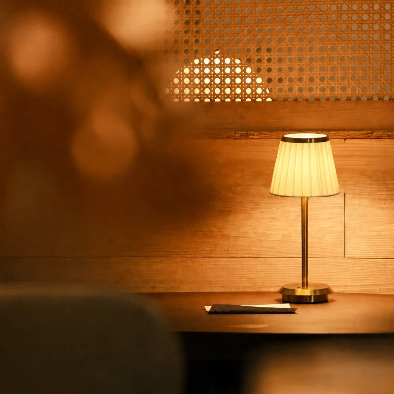 Klassische Tischlampe mit plissiertem Stoffschirm und Akku