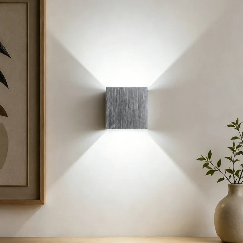 Verstellbare Wandleuchte mit zwei Lichtpaneelen