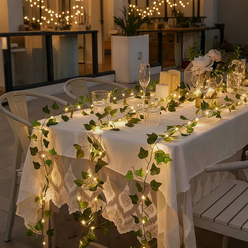 Botanische Lichterkette mit Blättern und Blüten, warmweiß