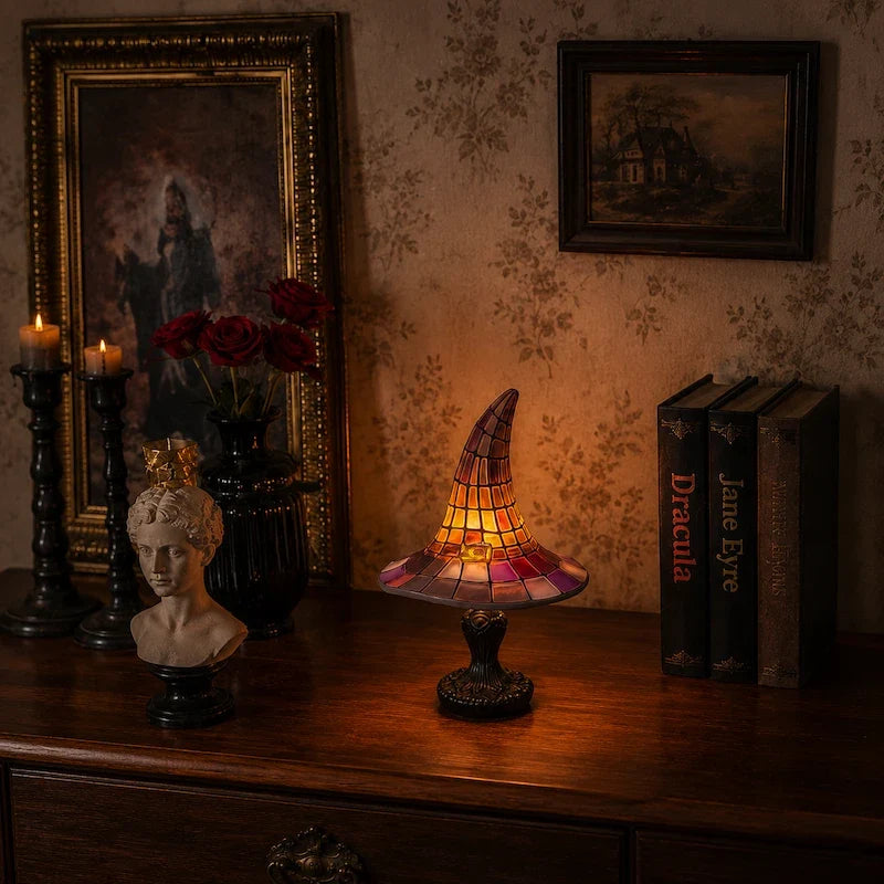 Tischlampe mit Hexenhut-Schirm und Harzsockel