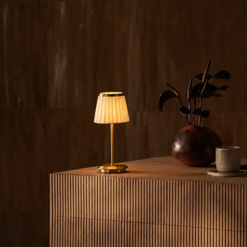 Klassische Tischlampe mit plissiertem Stoffschirm und Akku