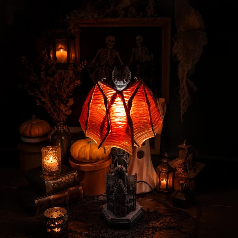 Vampyra™ Fledermaus-Tischlampe mit Spukhaus-Sockel