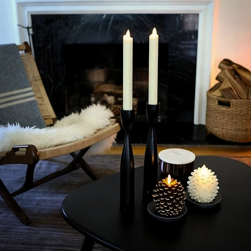 Flammenlose Tannenzapfenkerzen mit LED-Flackereffekt und Fernbedienung