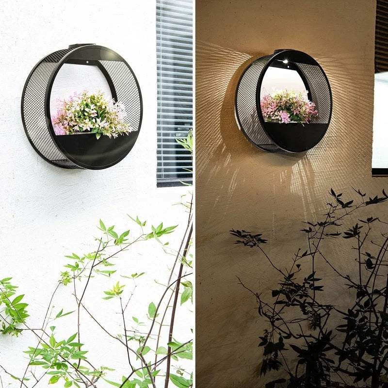 Solarbetriebene Wandlampe mit integriertem Pflanztopf
