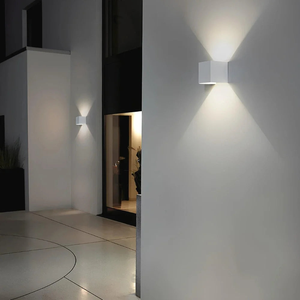 Verstellbare Wandleuchte mit zwei Lichtpaneelen