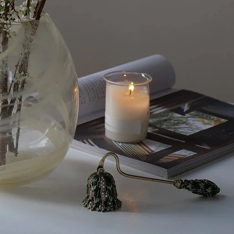 Velisse™ Kerzenlöscher mit Vintage-Blumendesign aus Zinklegierung