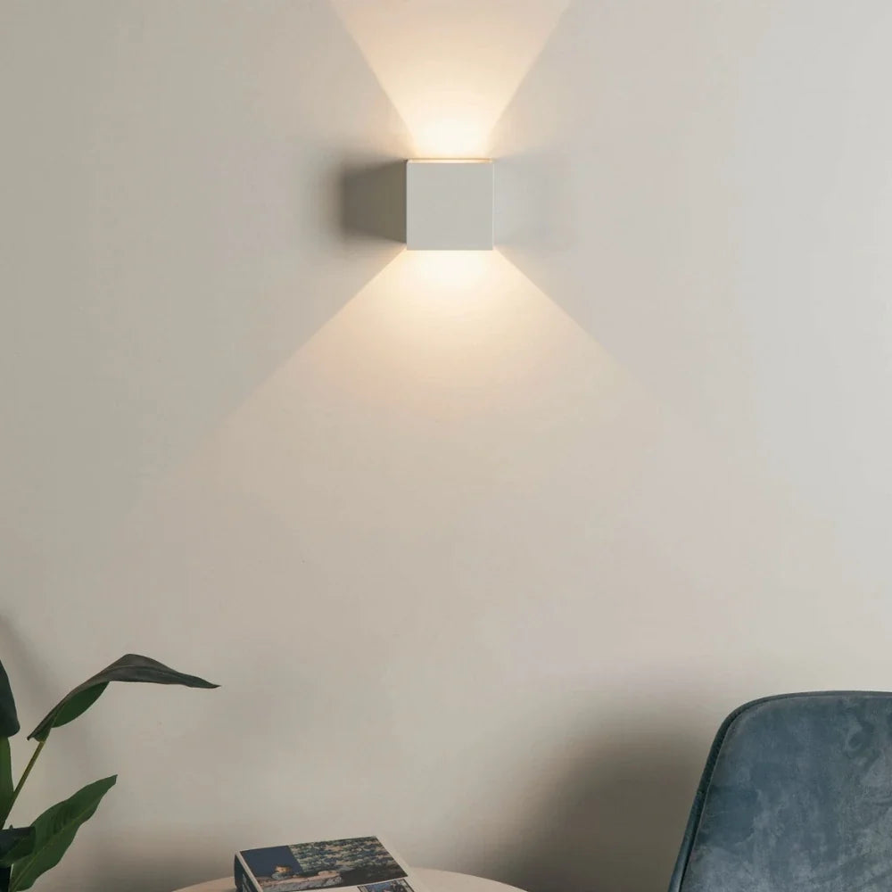 Verstellbare Wandleuchte mit zwei Lichtpaneelen