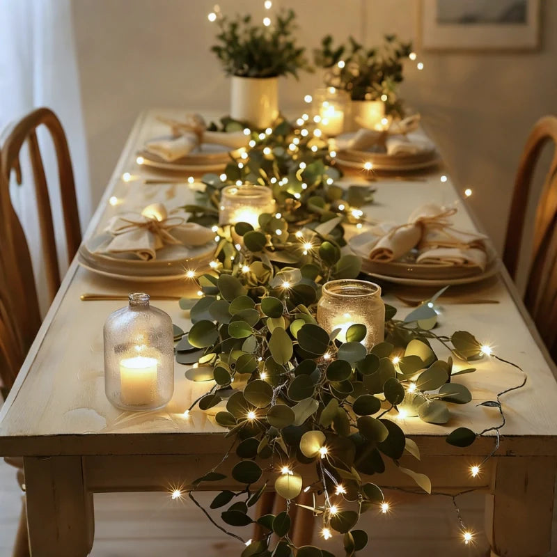 Botanische Lichterkette mit Blättern und Blüten, warmweiß