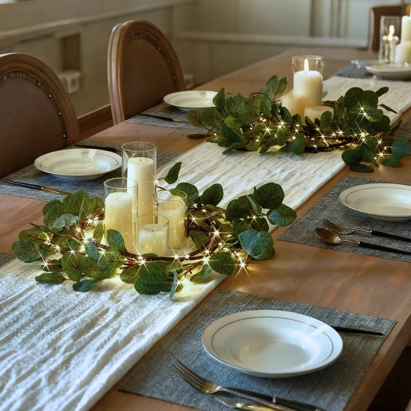 Botanische Lichterkette mit Blättern und Blüten, warmweiß