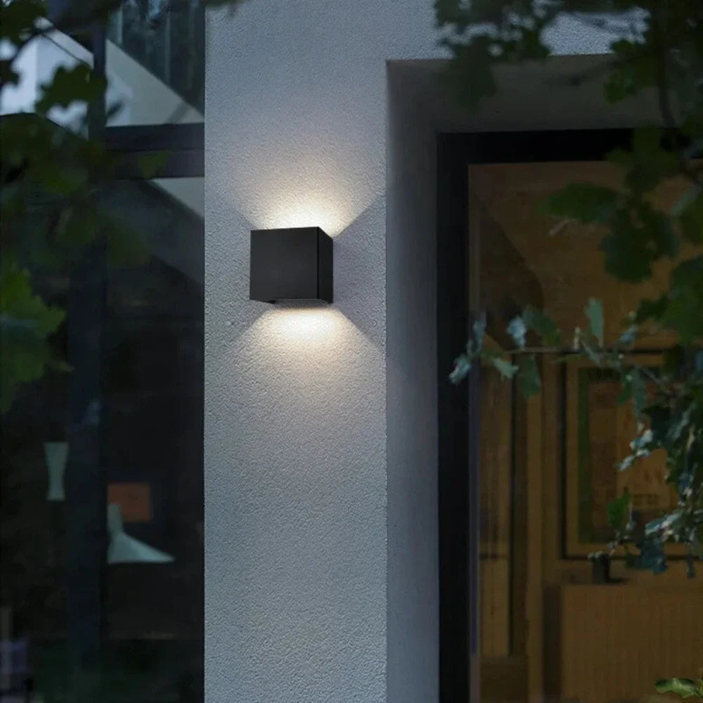 Verstellbare Wandleuchte mit zwei Lichtpaneelen