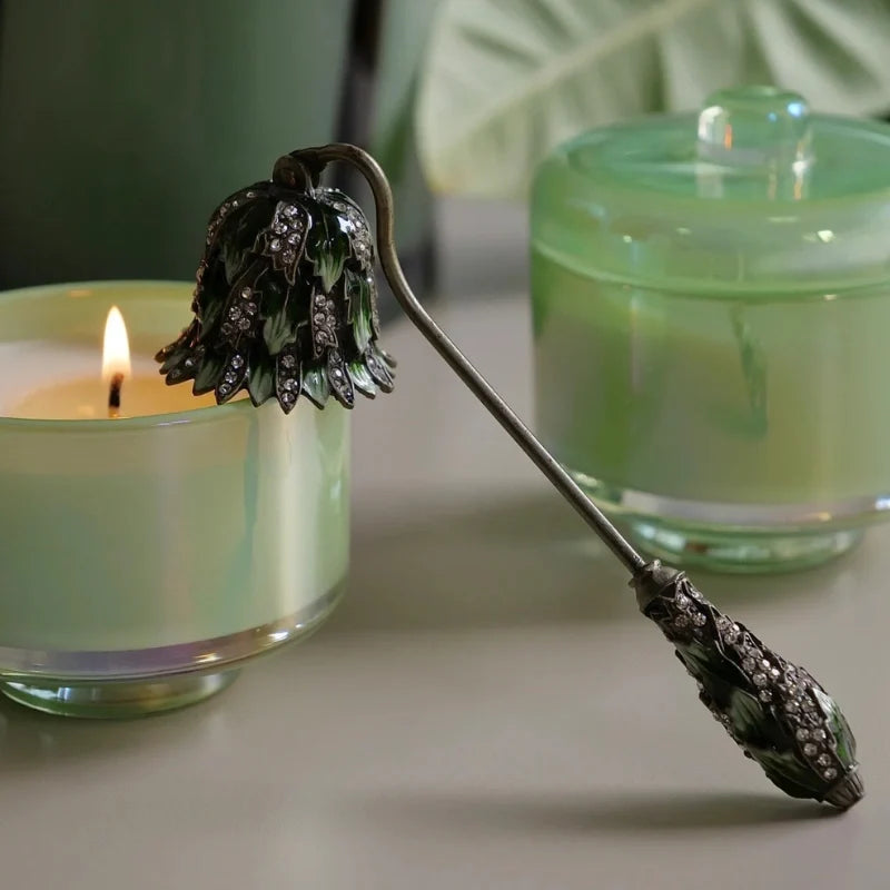 Velisse™ Kerzenlöscher mit Vintage-Blumendesign aus Zinklegierung