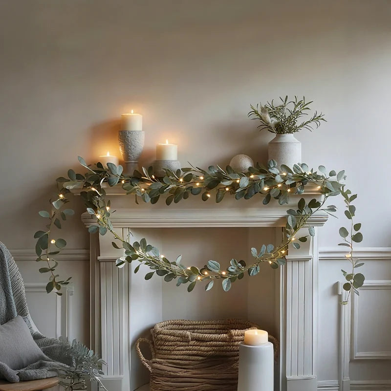 Botanische Lichterkette mit Blättern und Blüten, warmweiß