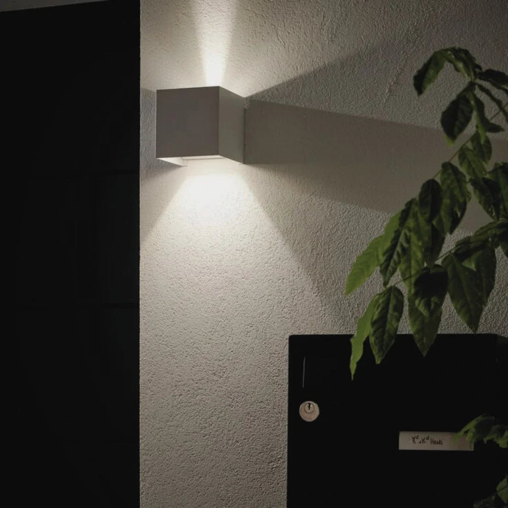 Verstellbare Wandleuchte mit zwei Lichtpaneelen