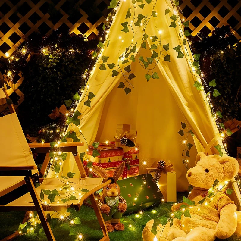 Botanische Lichterkette mit Blättern und Blüten, warmweiß