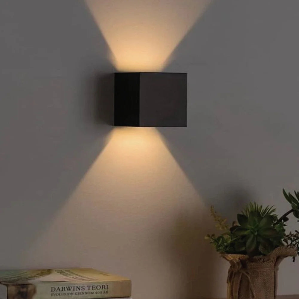 Verstellbare Wandleuchte mit zwei Lichtpaneelen