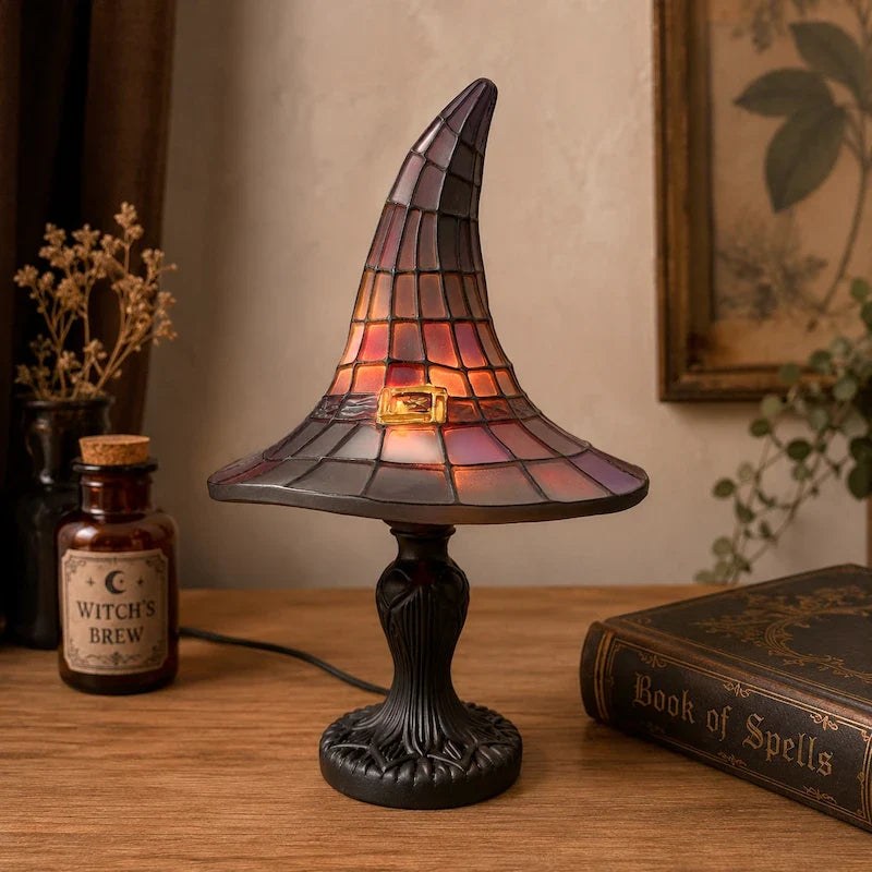 Tischlampe mit Hexenhut-Schirm und Harzsockel
