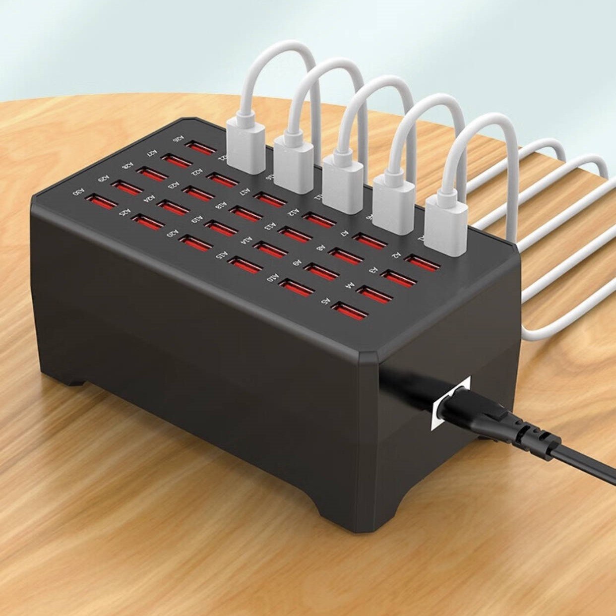 USB Ladestation mit 30 Anschlüssen zum gleichzeitigen Laden