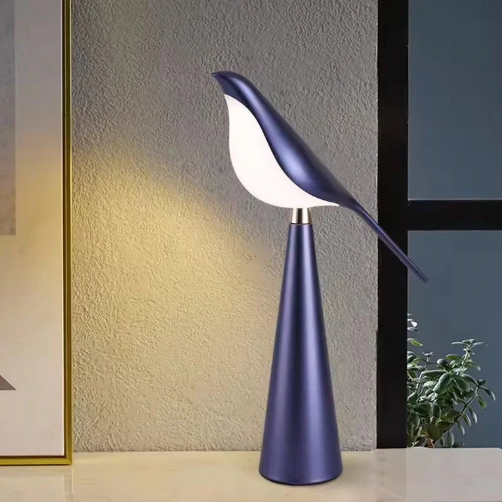 Serene Magpie Tischleuchte mit drehbarem Lampenkopf und Dimmer