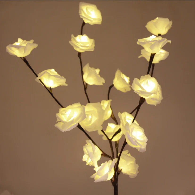 Beleuchtete Zweige mit LED-Lichtern in verschiedenen Naturdesigns