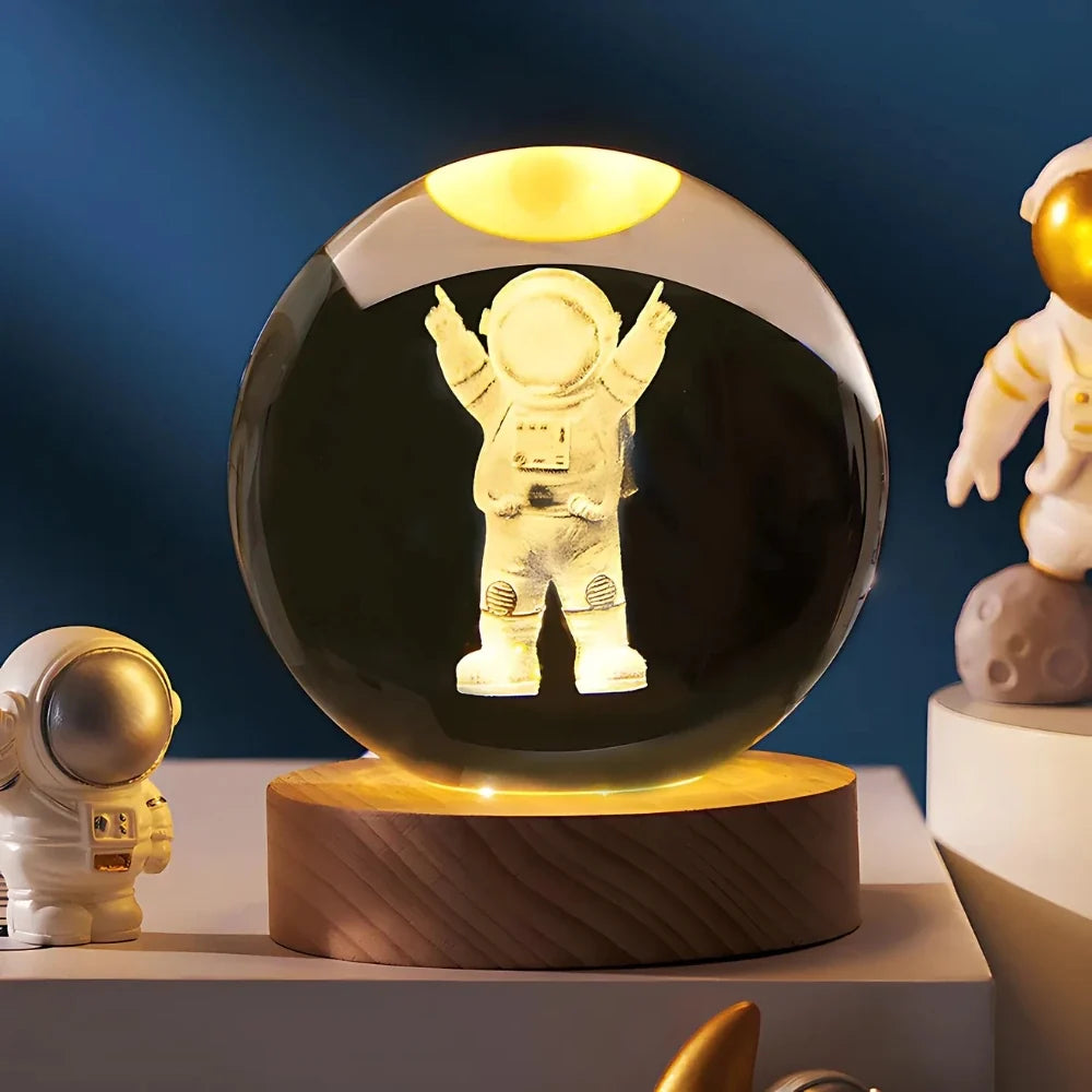 Kristallkugel mit 3D-Gravur Weltraummotiv auf Holzsockel