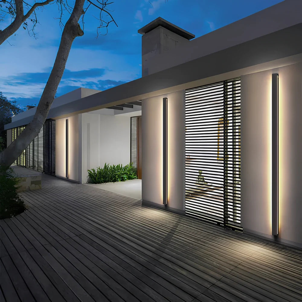 Linear Luxe™ Außenwandleuchte aus Schmiedeeisen und Aluminium