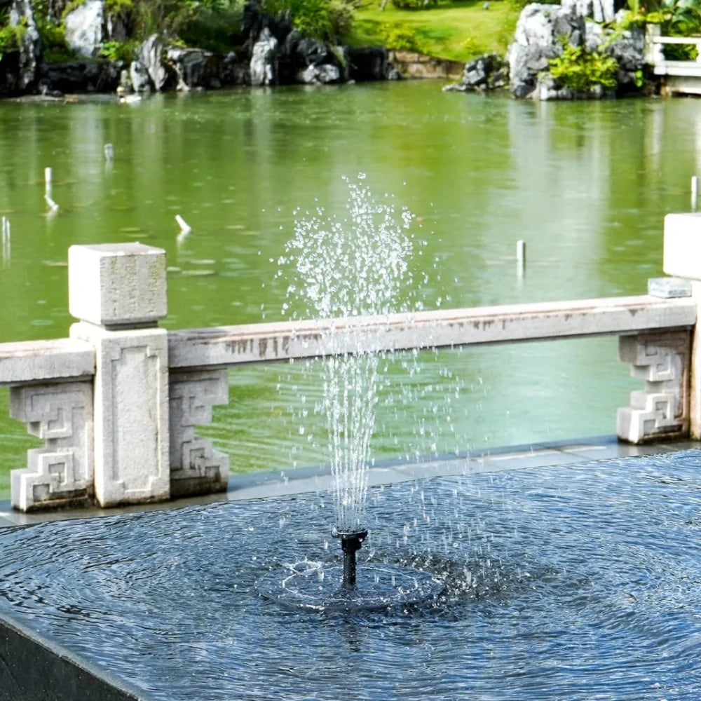 Solarbetriebener Gartenbrunnen mit 7 Sprühmuster und Wasserschutz