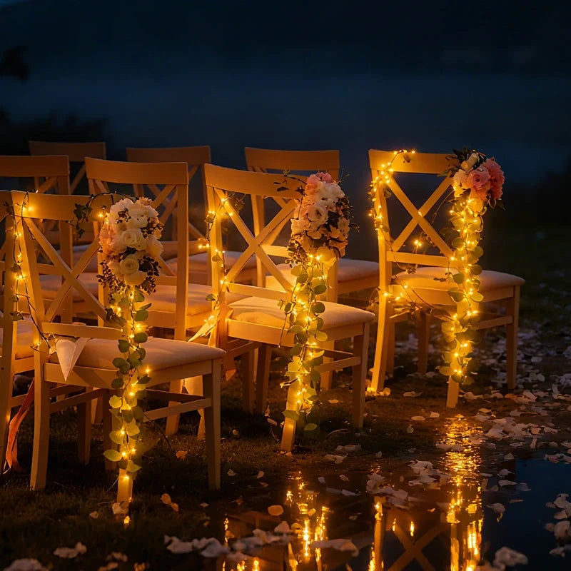 Botanische Lichterkette mit Blättern und Blüten, warmweiß