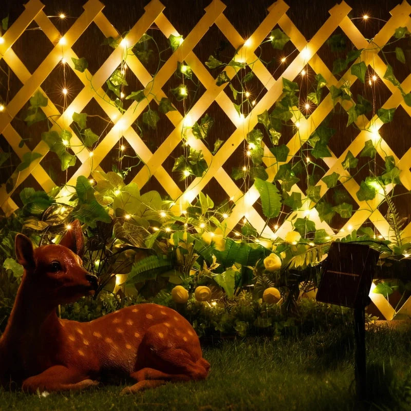 Botanische Lichterkette mit Blättern und Blüten, warmweiß