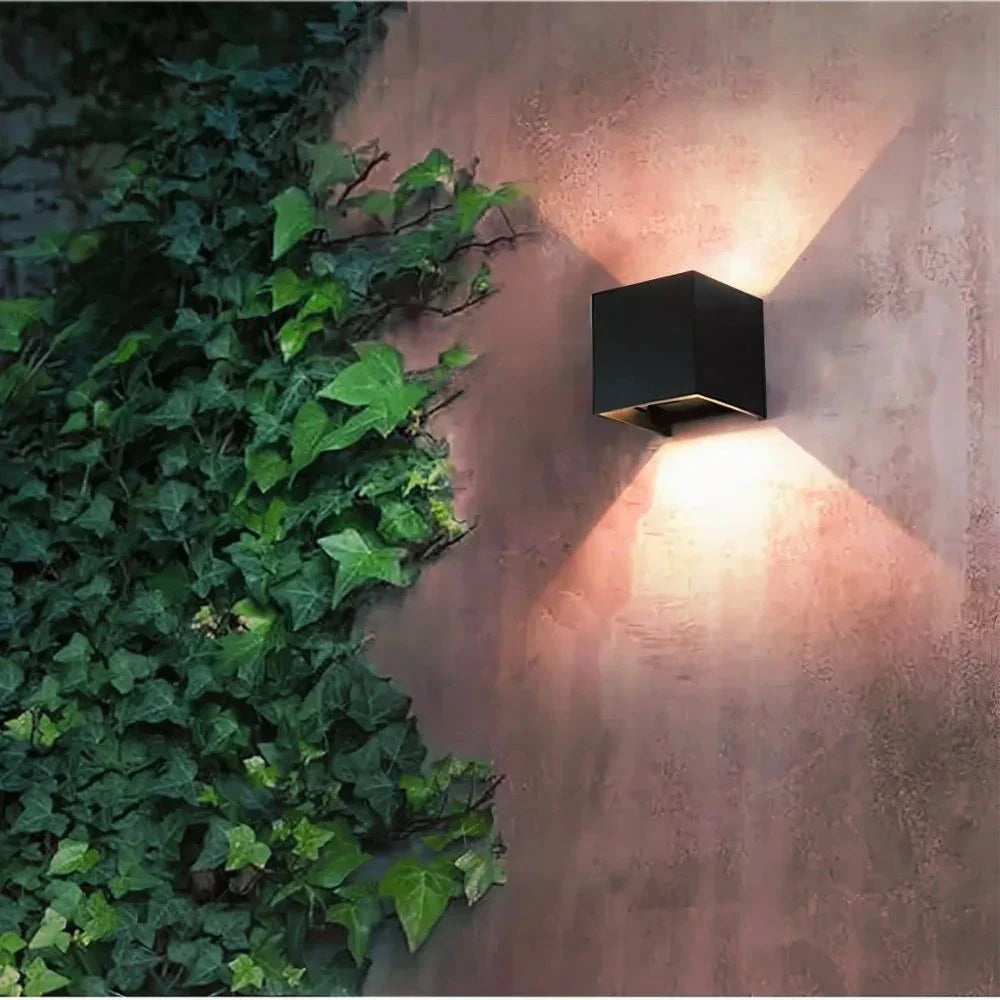 Verstellbare Wandleuchte mit zwei Lichtpaneelen