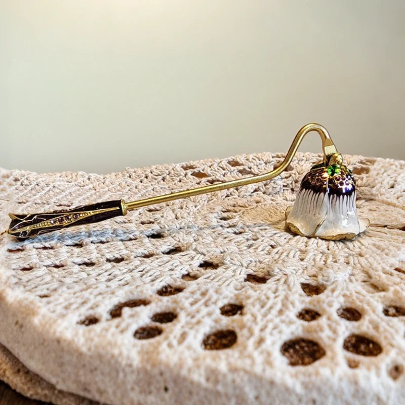 Velisse™ Kerzenlöscher mit Vintage-Blumendesign aus Zinklegierung