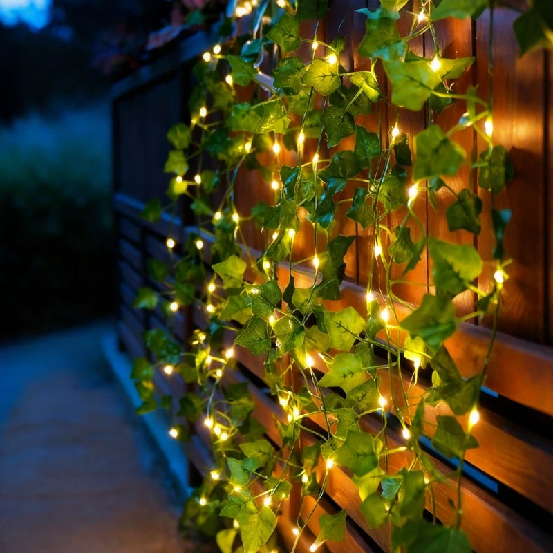 Botanische Lichterkette mit Blättern und Blüten, warmweiß