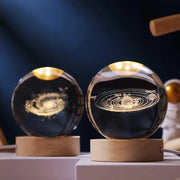 Kristallkugel mit 3D-Gravur Weltraummotiv auf Holzsockel