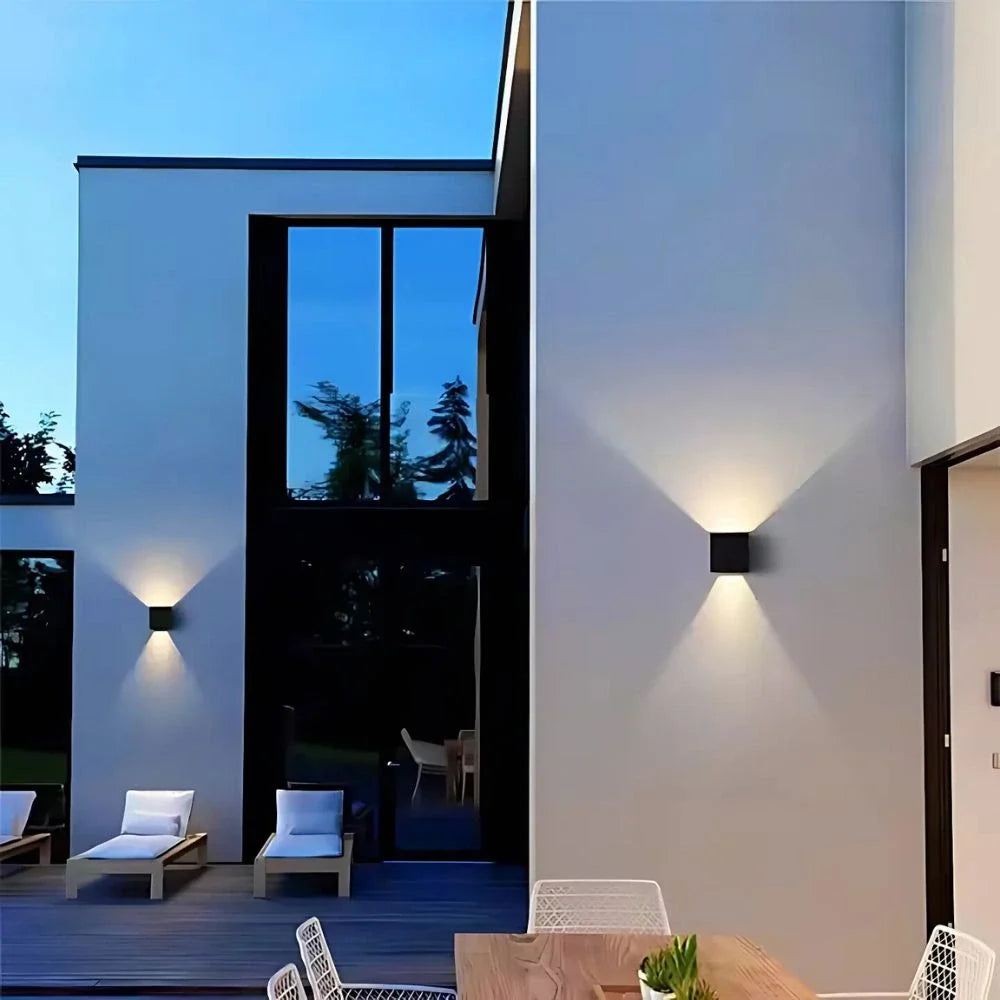 Verstellbare Wandleuchte mit zwei Lichtpaneelen