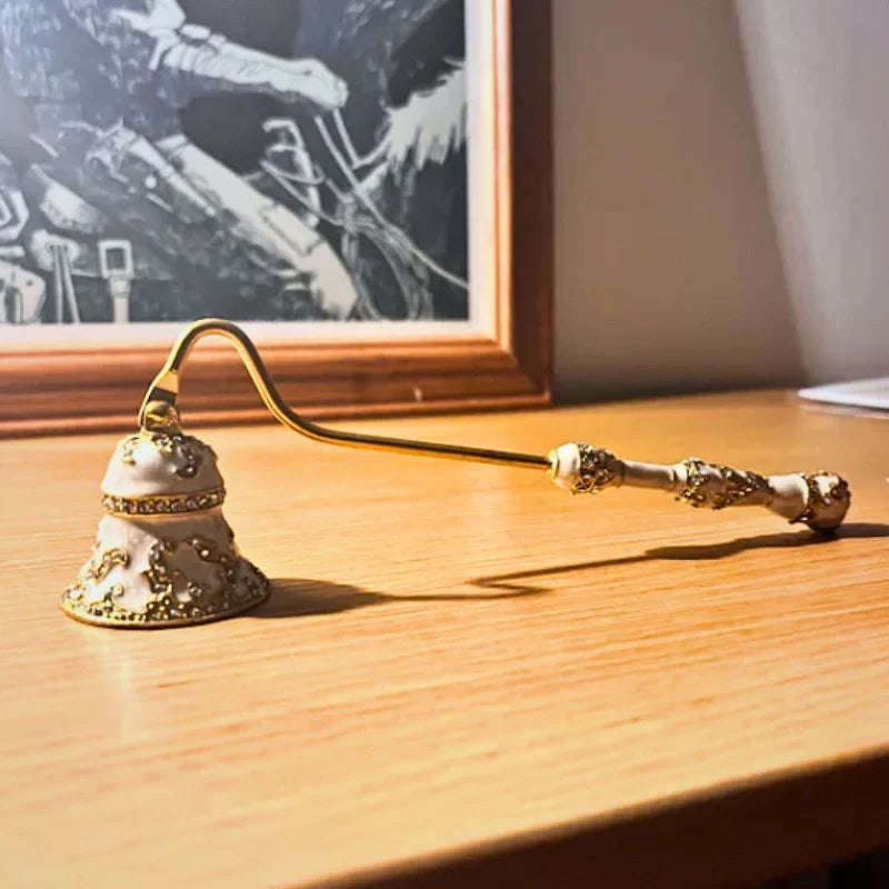 Velisse™ Kerzenlöscher mit Vintage-Blumendesign aus Zinklegierung