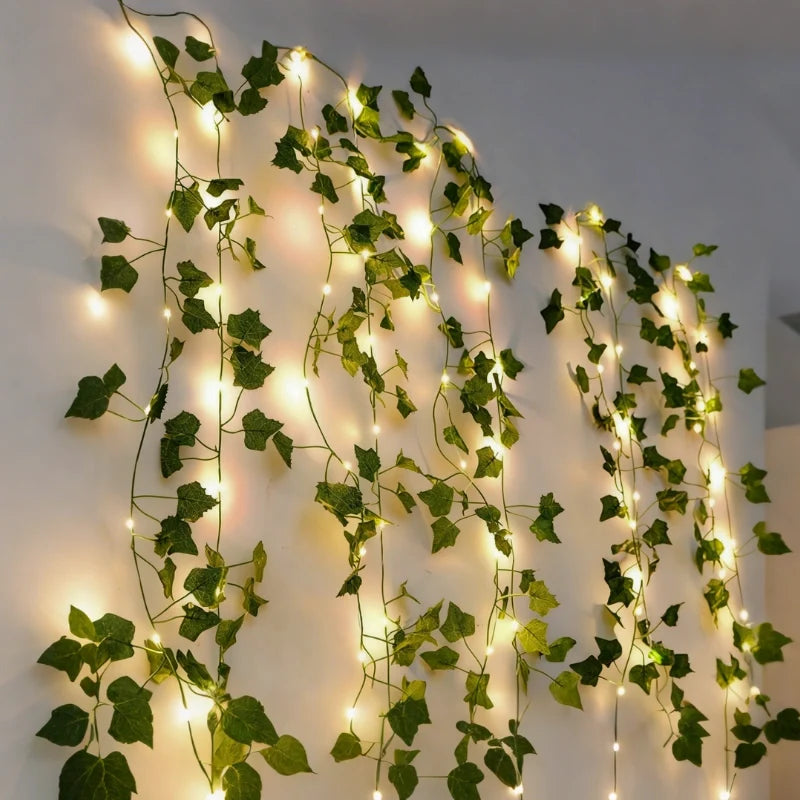 Botanische Lichterkette mit Blättern und Blüten, warmweiß