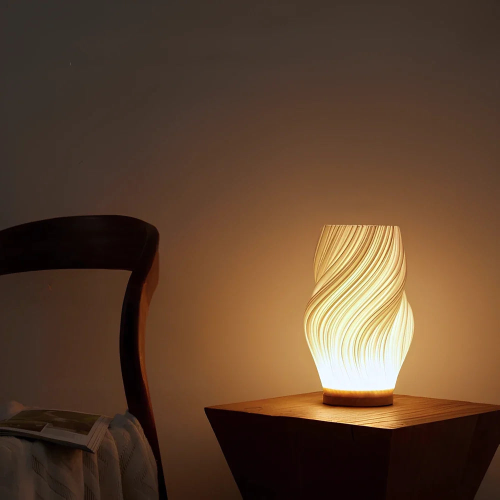Serene Wellenkamm Tischlampe mit Holzsockel und dimmbarem Licht