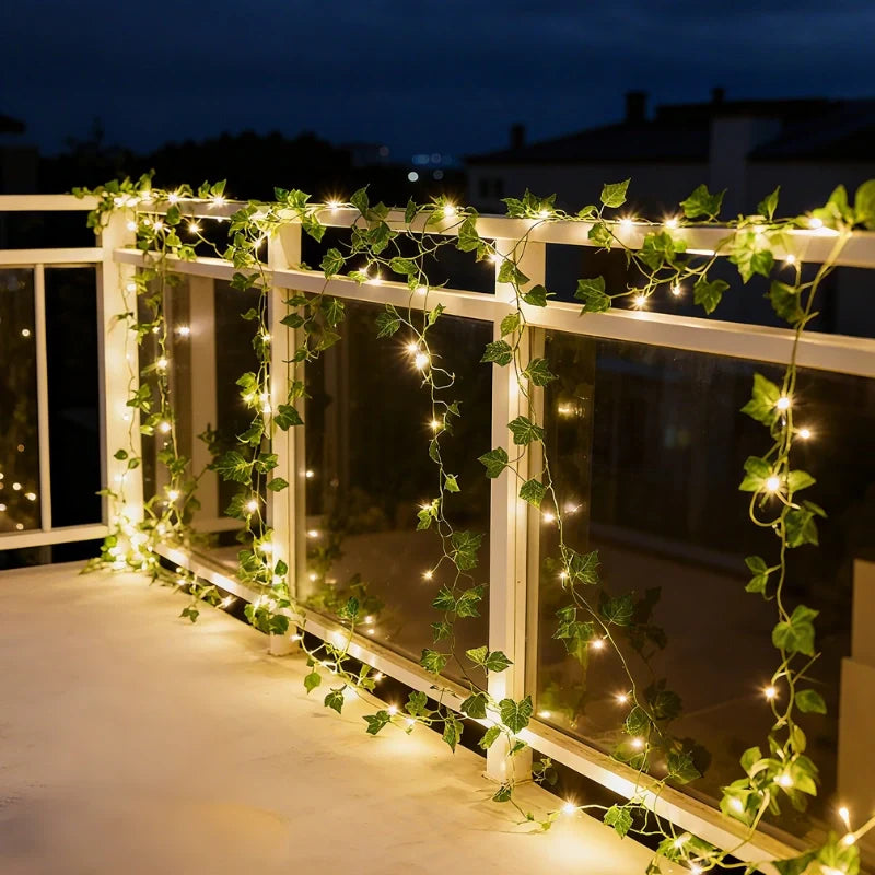 Botanische Lichterkette mit Blättern und Blüten, warmweiß