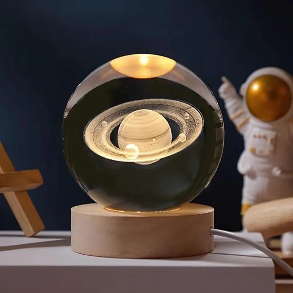 Kristallkugel mit 3D-Gravur Weltraummotiv auf Holzsockel