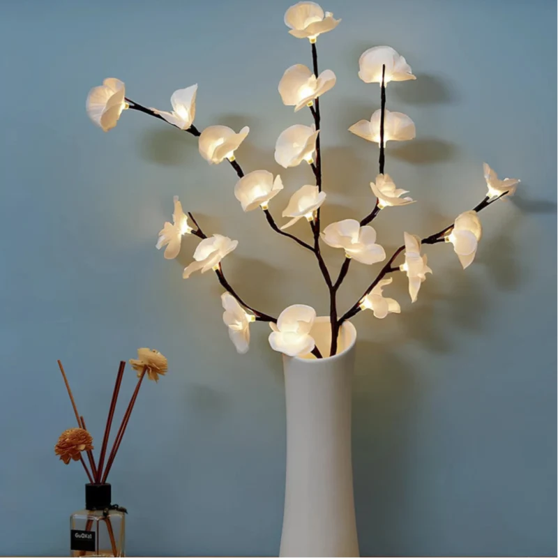 Beleuchtete Zweige mit LED-Lichtern in verschiedenen Naturdesigns