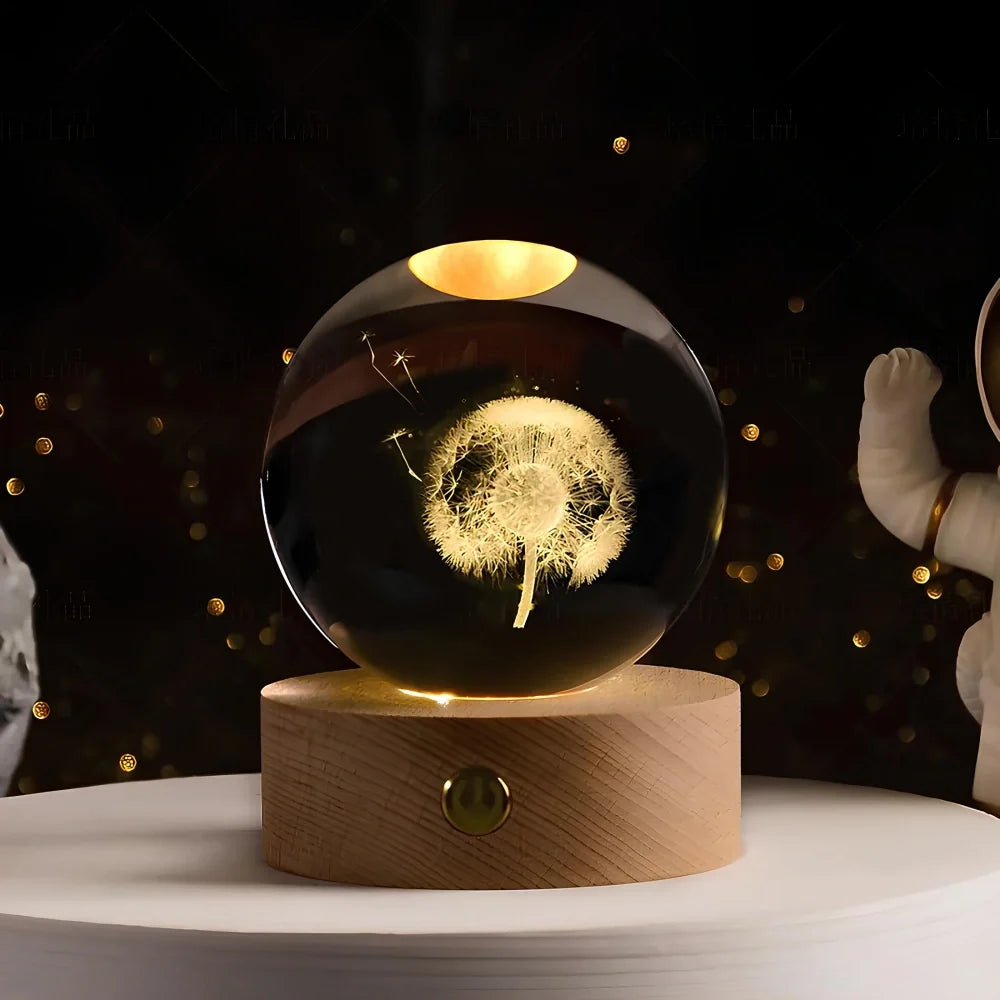 Kristallkugel mit 3D-Gravur Weltraummotiv auf Holzsockel