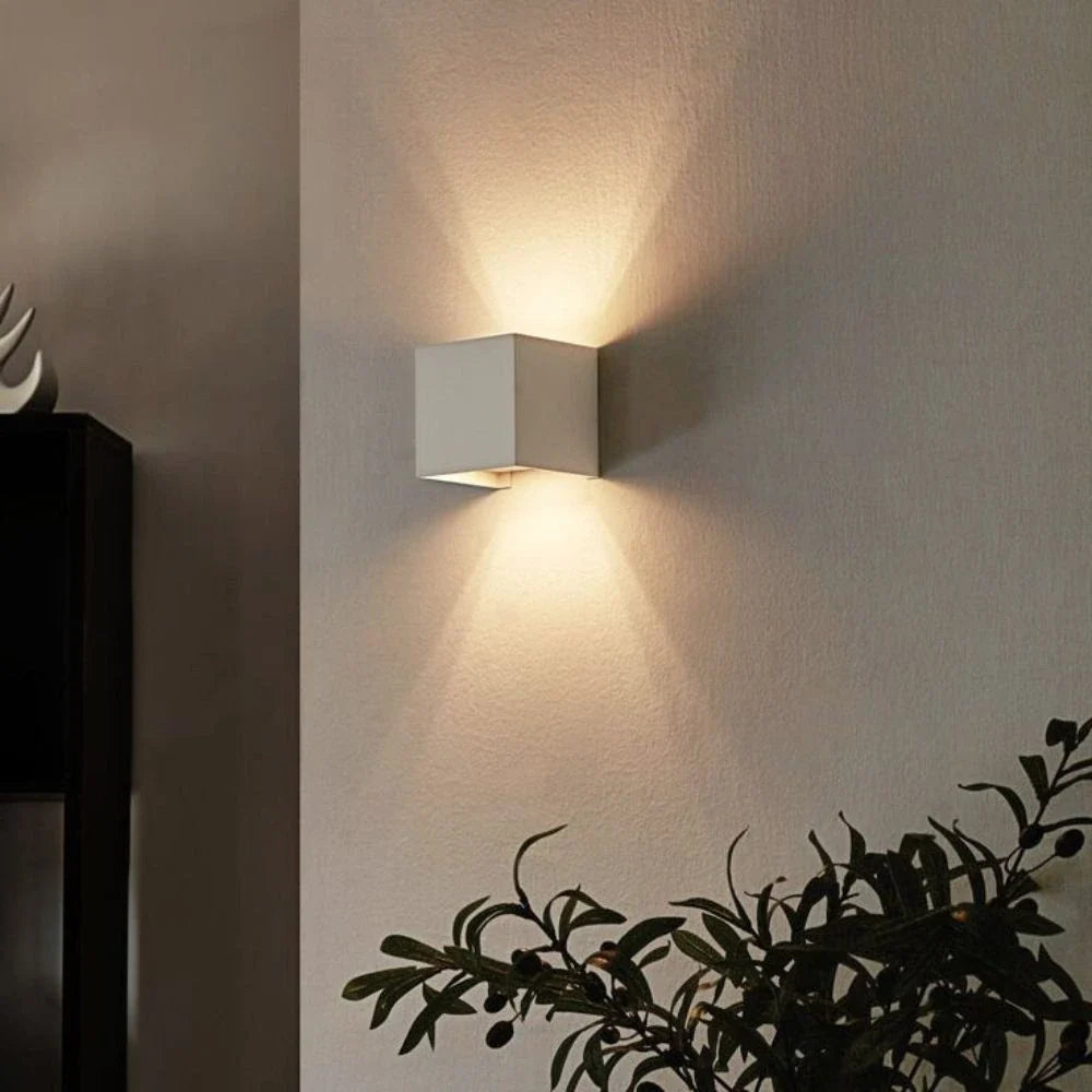 Verstellbare Wandleuchte mit zwei Lichtpaneelen
