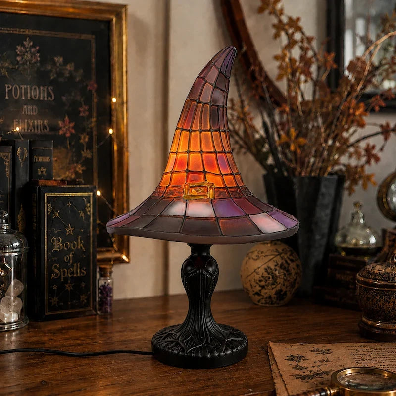 Tischlampe mit Hexenhut-Schirm und Harzsockel