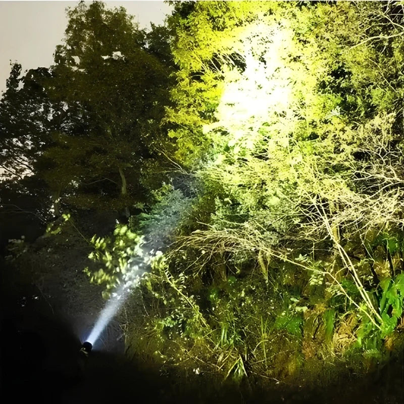 BeamMax™ Taschenlampe mit Teleskop-Zoom und wiederaufladbarem Akku