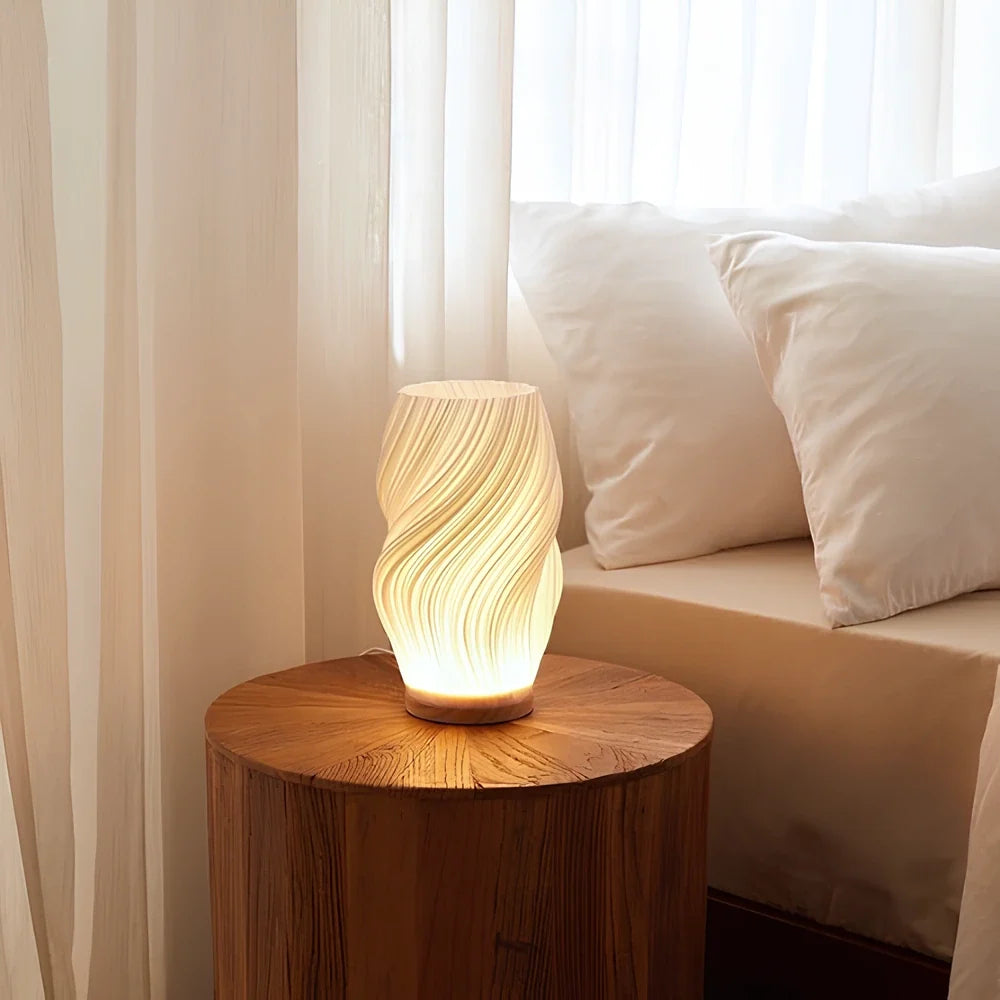 Serene Wellenkamm Tischlampe mit Holzsockel und dimmbarem Licht
