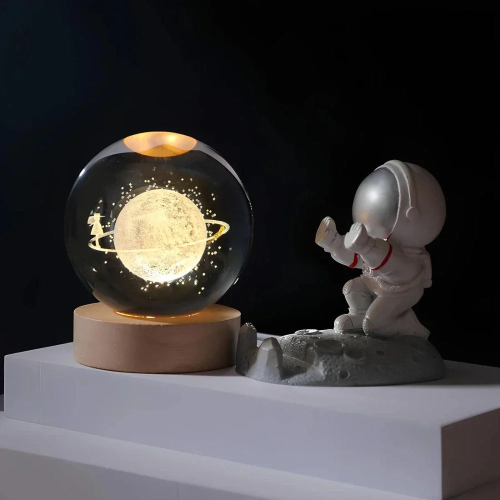 Kristallkugel mit 3D-Gravur Weltraummotiv auf Holzsockel