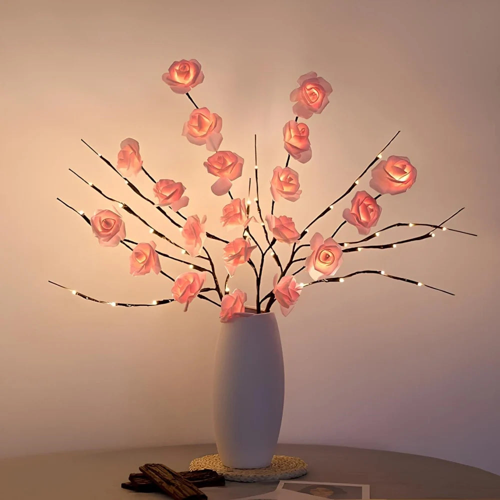 Beleuchtete Zweige mit LED-Lichtern in verschiedenen Naturdesigns