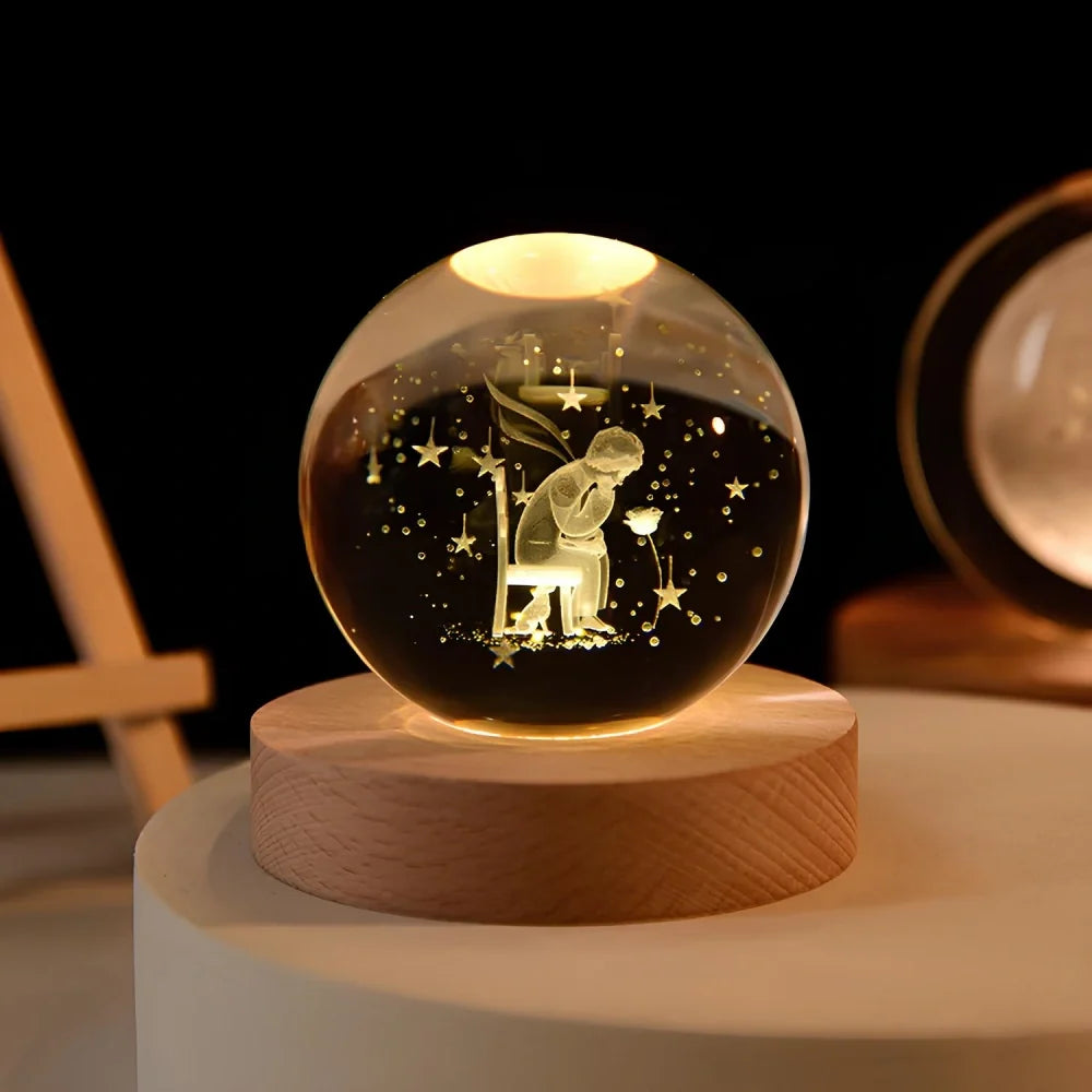 Kristallkugel mit 3D-Gravur Weltraummotiv auf Holzsockel